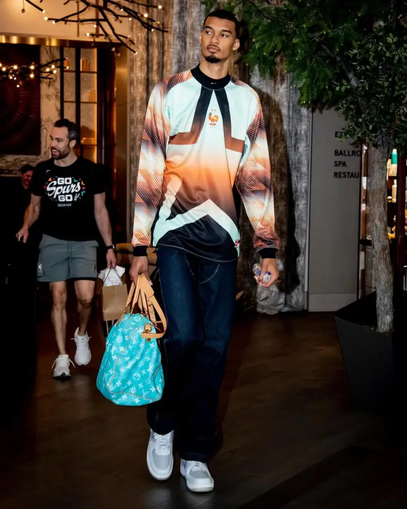 开云体育下载公司-时尚媒体晒文班亚马今日穿搭：身披法国男足守门员球衣